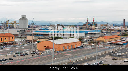 LIVORNO, Italien - 11 Juli, 2019: Blick über industrielle cargo Port Terminal. Hafen von Livorno ist eine der größten italienischen Häfen und eine der größten Stockfoto