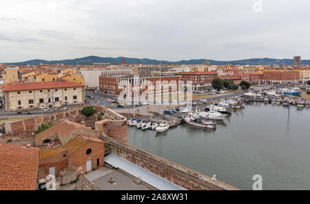 LIVORNO, Italien - 11 Juli, 2019: Stadtbild mit Pamiglione Square, Finanzen guard G. Russo Kaserne, Alte Festung. Livorno wurde im 1017 als eine gegründet. Stockfoto