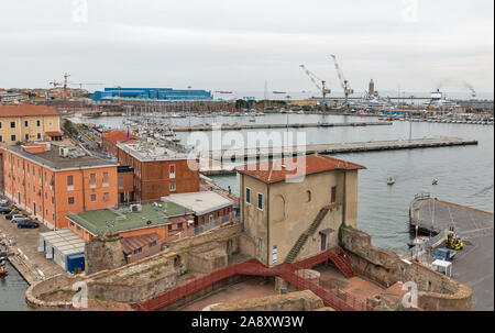 LIVORNO, Italien - 11 Juli, 2019: Blick über industrielle cargo Port Terminal und Francesco Medici Palast in der alten Festung. Hafen von Livorno ist einer der La Stockfoto