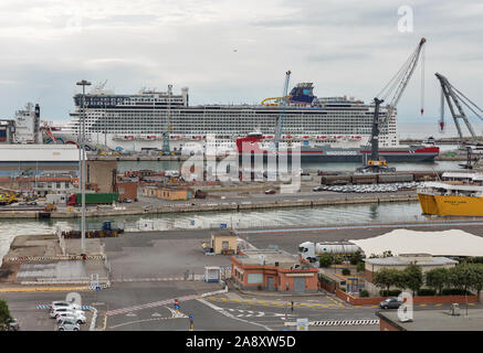 LIVORNO, Italien - 11 Juli, 2019: Schiffe im Fährhafen Terminal festgemacht. Hafen von Livorno ist eine der größten italienischen Häfen und einer der größten Meer Stockfoto