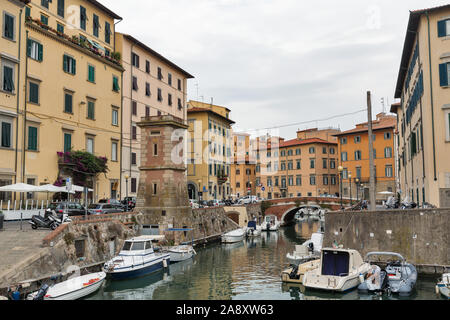 LIVORNO, Italien - 11 Juli, 2019: Stadtbild mit Canal und Turm. Livorno wurde in 1017 als einer der kleinen Küstenfestungen Pisa Schutz gegründet. Stockfoto