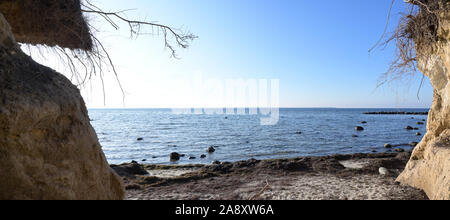Blick auf die Ostsee aus dem Ausgewaschen Steilküste am westlichen Ufer der deutschen Insel Poel an einem sonnigen Tag, blauer Himmel mit Kopie Raum, ausgewählt Stockfoto