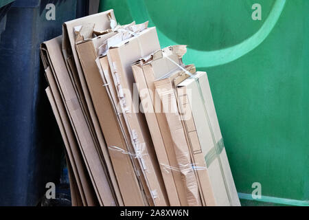 Pappe und Altpapier für das Recycling gesammelt und verpackt. Karton wird in Ballen gebündelt. Urban Recycling. Stockfoto