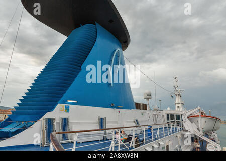 LIVORNO, ITALIEN - Juli 12, 2019: am frühen Morgen den Passagieren ein Rest auf einem Deck von Moby Vincent Fähre. Es ist eine italienische Reederei, die funktioniert Stockfoto