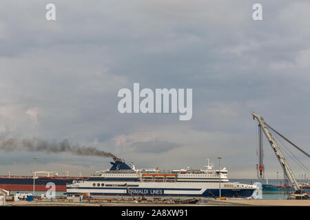 LIVORNO, ITALIEN - Juli 12, 2019: Grimaldi Lines Kreuzfahrtschiff Kreuzfahrt in Livorno Olbia Port Terminal in der Morgendämmerung. Grimaldi Group ist eine private Versand kom Stockfoto