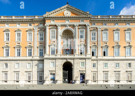 Eingang des Der Königspalast von Caserta, im 18. Jahrhundert und die ehemalige Residenz von Bourbon Könige erbaut, Italien Stockfoto