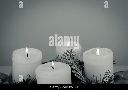 Adventskranz mit vier brennenden Kerzen Stockfoto