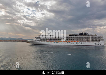 LIVORNO, ITALIEN - Juli 12, 2019: Luxus Kreuzfahrtschiff MSC Fantasia Segeln im Meer, mit dramatischen Wolken. Mediterranean Shipping Company S.A. (MSC) ist Stockfoto