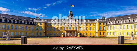 Das Karlsruher Schloss. Das 18. Jahrhundert das Karlsruher Schloss (Deutsch: Karlsruher Schloss). Karlsruhe, Baden-Württemberg, Deutschland. Stockfoto