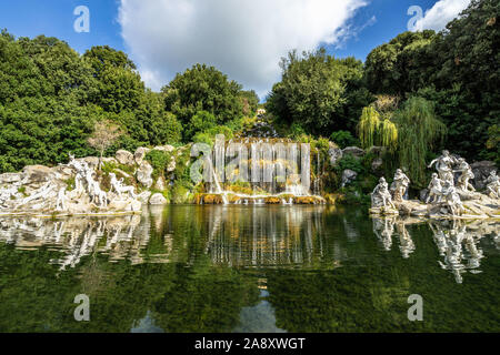 Blick auf den Brunnen der Diana und Acteon und der große Wasserfall in den Gärten von Caserta Royal Palace, Kampanien, Italien Stockfoto