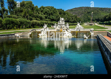 Der Brunnen von Ceres ist Teil des malerischen Wasserstraße im Park der Königspalast von Caserta, Italien Stockfoto