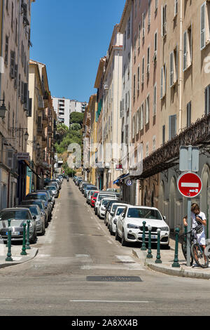 AJACCIO, Korsika, Frankreich - Juli 13, 2019: Autos entlang Marechal Ornano Gasse in der Innenstadt geparkt. Ajaccio, die größte Siedlung auf der Insel Stockfoto