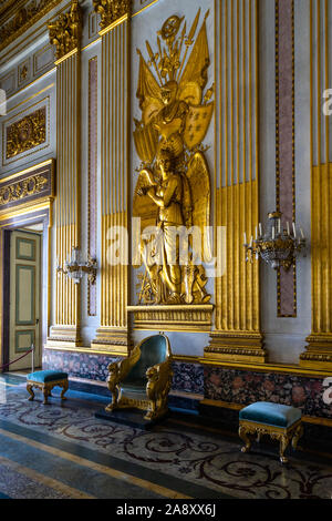 Gold Dekoration an den Wänden der Thronsaal des Königspalast von Caserta, der Sitz der Könige von Neapel. Caserta, Kampanien, Italien, Oktober 2019 Stockfoto