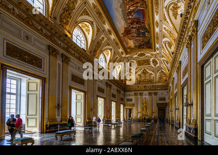 Die prächtigen Thronsaal der Königspalast von Caserta, der Sitz der Könige von Neapel. Caserta, Kampanien, Italien, Oktober 2019 Stockfoto