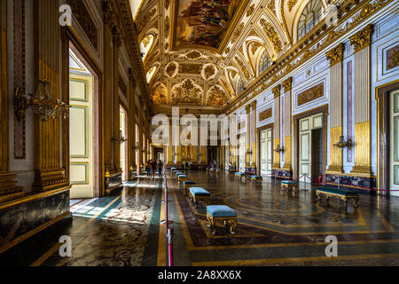 Die prächtigen Thronsaal der Königspalast von Caserta, der Sitz der Könige von Neapel. Caserta, Kampanien, Italien, Oktober 2019 Stockfoto