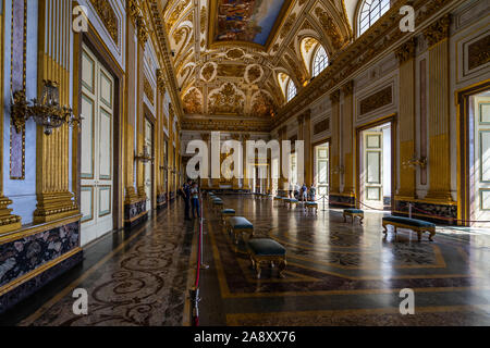 Die prächtigen Thronsaal der Königspalast von Caserta, der Sitz der Könige von Neapel. Caserta, Kampanien, Italien, Oktober 2019 Stockfoto