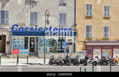 AJACCIO, Korsika, Frankreich - Juli 13, 2019: Corsicatours Reisebüro außen auf Général de Gaulle. Ajaccio, die größte Siedlung auf Stockfoto