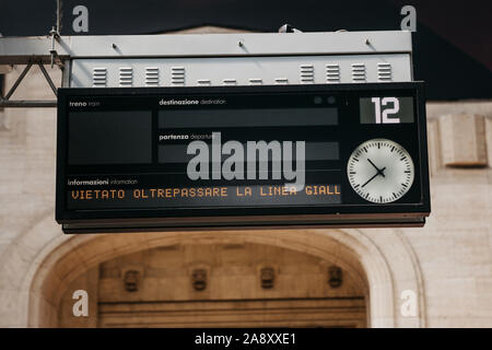 Italien, Mailand, 12. Juli 2019: Information Board am Bahnhof in Mailand Stockfoto