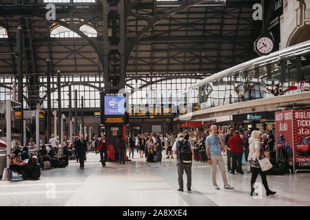 Italien, Mailand, 12. Juli 2019: Blick in das Innere, und eine Menge Leute am Bahnhof in Mailand. Stockfoto