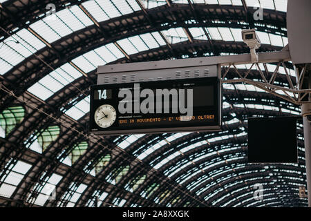 Italien, Mailand, 12. Juli 2019: Information Board am Bahnhof in Mailand Stockfoto