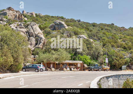 Argent, Korsika, Frankreich - Juli 17, 2019: die Menschen besuchen kleine Roadside Café auf Argent Küste. Korsika liegt südöstlich des französischen Festland ein Stockfoto