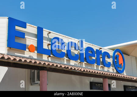 ALISTRO, Korsika, Frankreich - Juli 20, 2019: E.Leclerc Supermarkt Fassade. Es ist eine französische Supermarktkette mit Standorten in Frankreich, Italien, Polen und Stockfoto