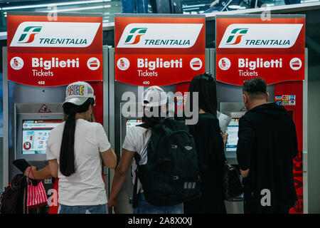 Italien, Mailand, 12. Juli 2019: Menschen kaufen von Tickets an SB-Automaten am Bahnhof in Mailand. Stockfoto