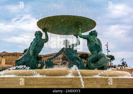 Tritonen-brunnen vor der Stadt Tor in Valletta, Malta Stockfoto