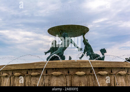 Tritonen-brunnen vor der Stadt Tor in Valletta, Malta Stockfoto