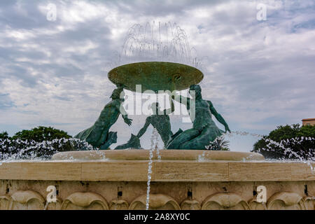 Tritonen-brunnen vor der Stadt Tor in Valletta, Malta Stockfoto