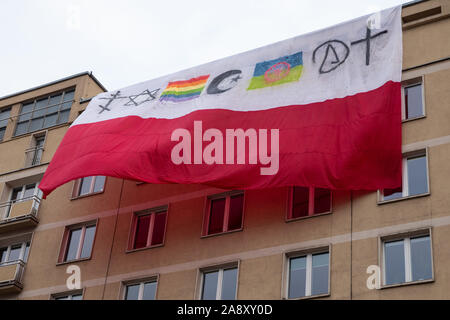 Warszawa, Mazowieckie, Polen. 11 Nov, 2019. November 11, 2019, Warschau, Polen: Unabhängigkeit März von patrioticcommunities und neo-faschistischen Organisationen organisiert. März von der Organisation der Unabhängigkeit vom März, die von vielen Organisationen mit Neo besucht wird organisiert-faschistischen Ansichten aus Polen und anderen Europäischen Ländern jedes Jahr. Credit: Grzegorz Banaszak/ZUMA Draht/Alamy leben Nachrichten Stockfoto