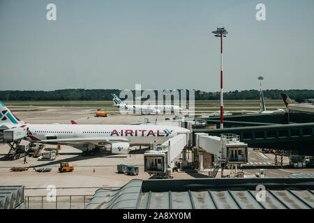 Italien, Mailand, 12. Juli 2019: Flugzeuge und Architektur am Flughafen Malpensa in Mailand. Stockfoto