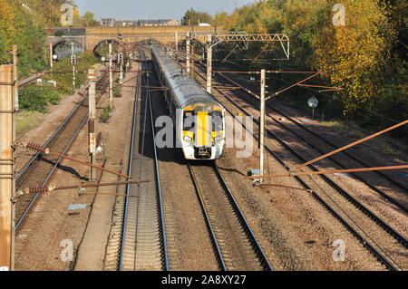 Klasse 387 EMU in Richtung Süden in Finsbury Park, London, England, Großbritannien Stockfoto