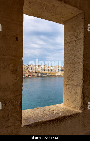 Blick auf Valletta aus dem Fenster der Lookout post in Senglea, Malta Stockfoto