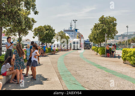 BASTIA, Korsika, Frankreich - Juli 23, 2019: die Menschen, die für die Aufbringung auf Korsika Fähre von Bastia nach Livorno in Italien warten. Der Hafen von Bastia ist t Stockfoto