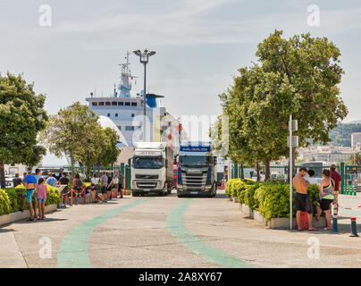 BASTIA, Korsika, Frankreich - Juli 23, 2019: die Menschen, die für die Aufbringung auf Korsika Fähre von Bastia nach Livorno in Italien warten. Der Hafen von Bastia ist t Stockfoto