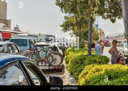 BASTIA, Korsika, Frankreich - Juli 23, 2019: Autos in Korsika Fähre von Bastia nach Livorno in Italien einschiffen. Der Hafen von Bastia ist die Stockfoto