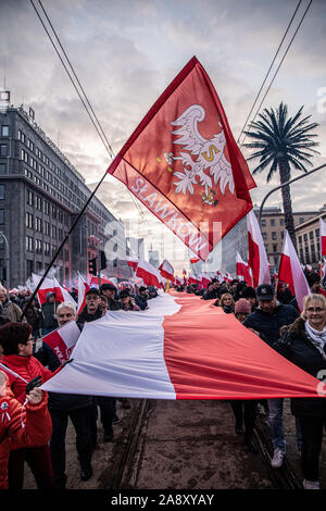 Warszawa, Mazowieckie, Polen. 11 Nov, 2019. November 11, 2019, Warschau, Polen: Unabhängigkeit März von patrioticcommunities und neo-faschistischen Organisationen organisiert. März von der Organisation der Unabhängigkeit vom März, die von vielen Organisationen mit Neo besucht wird organisiert-faschistischen Ansichten aus Polen und anderen Europäischen Ländern jedes Jahr. Credit: Grzegorz Banaszak/ZUMA Draht/Alamy leben Nachrichten Stockfoto