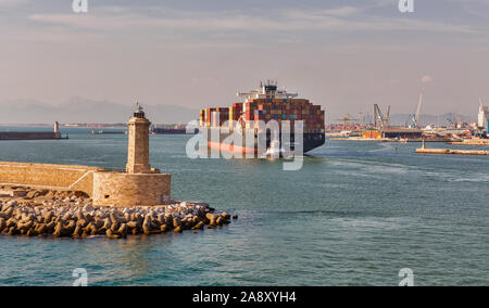 LIVORNO, ITALIEN - Juli 23, 2019: Schlepper und riesige Container Containerschiff Maersk Kowloon in Port. Maersk Line ist einer der weltweit größten dänischen international c Stockfoto