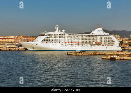 LIVORNO, ITALIEN - Juli 23, 2019: Seven Seas Voyager Luxus Kreuzfahrtschiff für Regent Cruises im Hafen festgemacht. Alle Kabinen an Bord ist eine Suite mit Balkon Stockfoto
