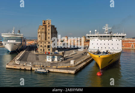 LIVORNO, ITALIEN - Juli 23, 2019: Seven Seas Voyager Luxus Kreuzfahrtschiff für Regent Kreuzfahrten und Mega Express 3 Fähre Schiff für Korsika Fähren - Sardi Stockfoto