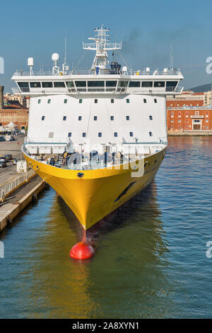 LIVORNO, ITALIEN - Juli 23, 2019: Mega Express 3 Fähre Schiff für Korsika Fähren - Sardinia Ferries im Hafen festgemacht. Es gibt eine Fähre Firma, die betr. Stockfoto