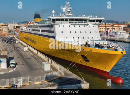 LIVORNO, ITALIEN - Juli 23, 2019: Mega Express 3 Fähre Schiff für Korsika Fähren - Sardinia Ferries im Hafen festgemacht. Es gibt eine Fähre Firma, die betr. Stockfoto