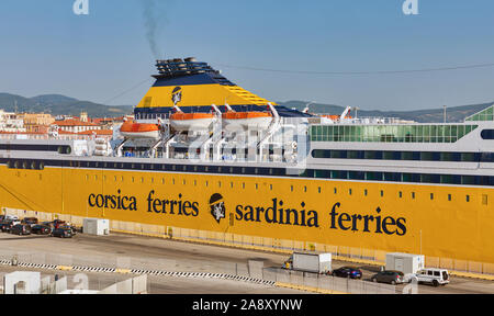 LIVORNO, ITALIEN - Juli 23, 2019: Mega Express 3 Fähre Schiff für Korsika Fähren - Sardinia Ferries im Hafen festgemacht. Es gibt eine Fähre Firma, die betr. Stockfoto