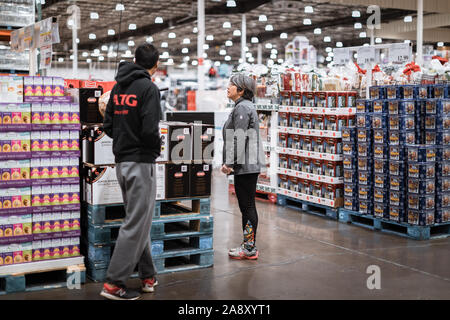 Tigard, Oregon - Nov 8, 2019: Innenraum geschossen von Costco Wholesale. Costco ist ein US-amerikanisches multinationales Unternehmen, das eine Kette von Mitgliedschaft arbeitet Stockfoto