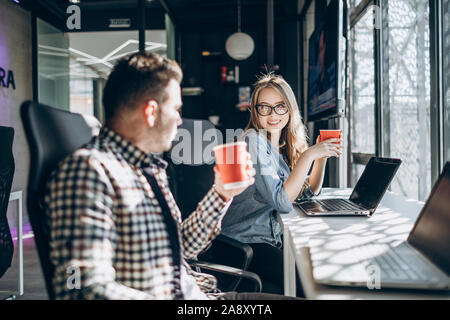 Büro Kollegen in Kaffee am Morgen Stockfoto