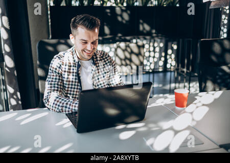 Lächelnd Freiberufler arbeiten mit Laptop Stockfoto