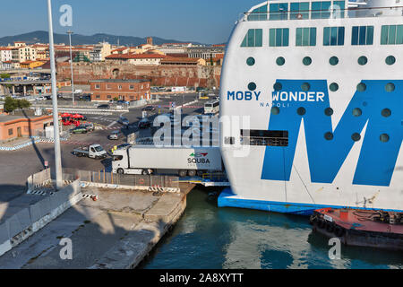 LIVORNO, ITALIEN - Juli 23, 2019: Moby Wonder Fähre im Hafen festgemacht. Moby Lines ist eine italienische Reederei, betreibt Fähren zwischen dem Ita Stockfoto