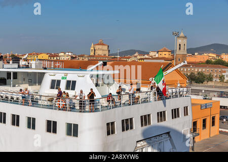 LIVORNO, Italien - 23. JULI 2019: Menschen reisen an Deck - Corsica Ferries Sardinia Ferries im Hafen. Es gibt eine Fähre unternehmen, die Verkehr arbeitet Stockfoto