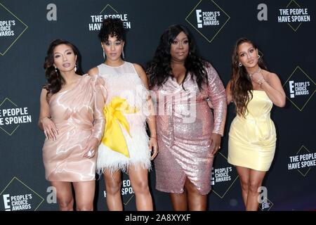 Jeannie Mai, Tamera Mowry-Housley, Loni Liebe, Adrienne Houghton in der Ankunftshalle für E! Der Menschen Choice Awards - Ankünfte, Barker Hangar, Santa Monica, CA November 10, 2019. Foto von: Priscilla Grant/Everett Collection Stockfoto